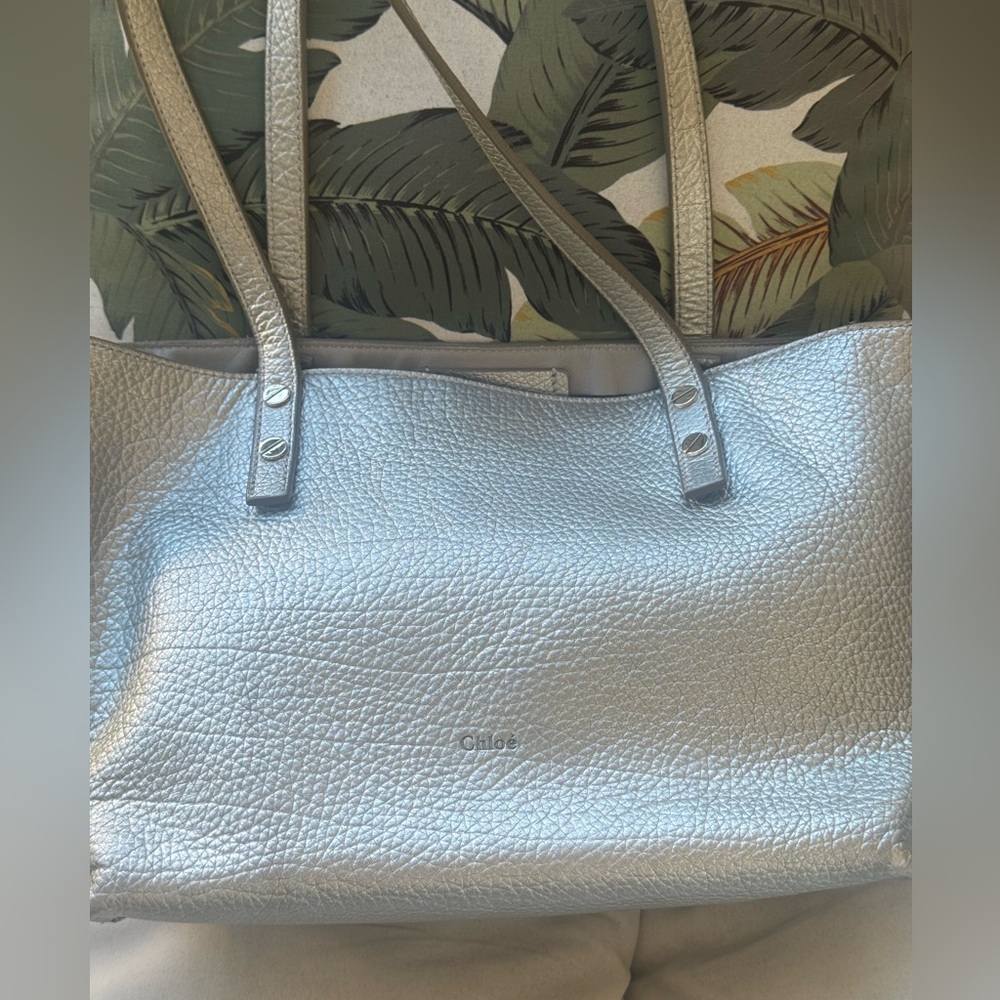 📐🪙🩶 Chloé silver leather tote. Hotsy totsy! 📐🪙🩶